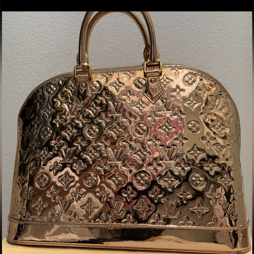 Louis Vuitton Bag with Gold Zipper in brand new condition includes box & bag